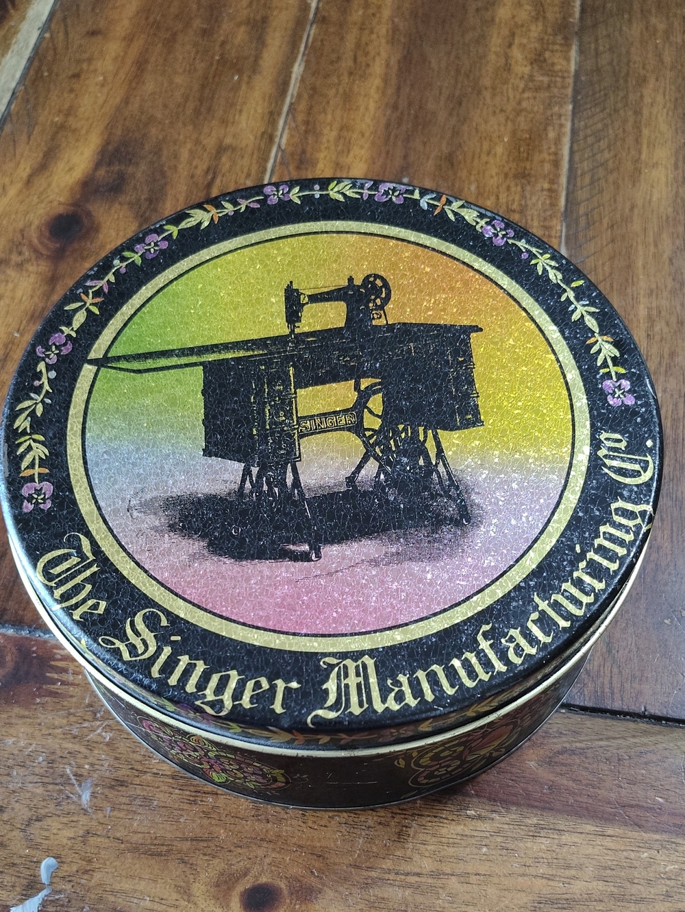 The Singer Manufacturing Co. Decorative Tin - Multicolor
